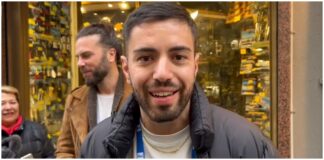 Daniele Cabras scovato in Via Matteotti: i saluti comici ai lettori di Riviera Time