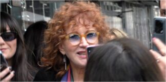 Fiorella Mannoia presa d’assalto dai fan dopo la pausa pranzo nel centro di Sanremo Fiorella Mannoia