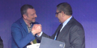 Sanremo 2024, Amadeus diventa nuovo cittadino ligure e Toti gli consegna il pesto con mortaio