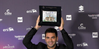 Sanremo 2024, Maninni con il suo ‘Spettacolare’ vince il premio CoReCom. “Sono felice che il mio brano sia arrivato e sia stato capito, ha un significato importante per la mia generazione”