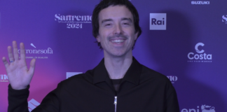 Sanremo 2024: Diodato con il suo ‘Ti muovi’ chiude le conferenze in sala stampa tra applausi, racconti, musica e teatro