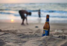 Imperia, divieto di vendita da asporto e consumo itinerante di bevande in contenitori di vetro posticipato alle 22 birra spiaggia