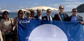 Diano Marina celebra la quinta Bandiera Blu consecutiva: oggi l’alzabandiera