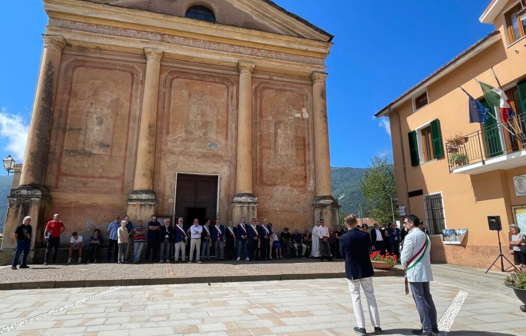 Cosio d'arroscia piazza della chiesa