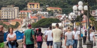 Diano Marina, ordine di allontanamento per un cittadino straniero: bivaccava ubriaco sulla passeggiata mare turisti diano marina