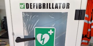 Bordighera: nuovo contenitore per il defibrillatore al porto turistico donato dalle associazioni locali