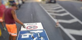 Diano Marina, limite di 30 km/h nell’area residenziale: via ai lavori di messa in posa della segnaletica stradale per delimitare il centro urbano