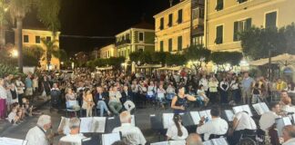 Piazza Martiri gremita per il concerto di fine stagione della Banda musicale Città di Diano Marina