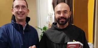 Bordighera: il presidente del consiglio comunale Gnutti consegna a padre Faustino l’olio per la lampada votiva di San Francesco