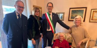 La dianese Vanda Fadelli festeggia 100 anni: amministrazione comunale in visita alla storica commerciante per consegnarle l’omaggio del Comune