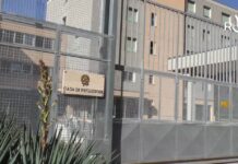 Caos al carcere di Sanremo: detenuto dĂ  fuoco al reparto isolamento, un altro ubriaco sul tetto. Sappe: “Situazione al collasso” carcere sanremo