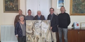 Bordighera: l’amministrazione comunale di ringrazia l’artista Pina Morlino per il dono del dipinto ‘Balzi Rossi’