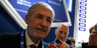 Sanremo 2025: il presidente Bucci canta Lucio Dalla nella sala stampa dell’Ariston marco bucci