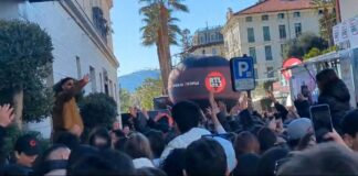 Sanremo 2025: Rocco Hunt lancia caramelle a suon di ‘Mille vote ancora’ Rocco Hunt