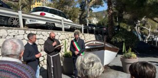 Bordighera, inaugurato il belvedere con la barca donata dalla famiglia Cara