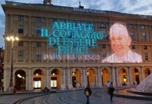 Regione Liguria saluta Papa Francesco: sul maxischermo la sua immagine e messaggio “Abbiate il coraggio di essere felici” maxischermo regione liguria papa francesco