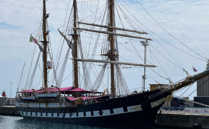 Nave Palinuro