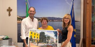 Diano Marina: l’artista Dina Talotti dona al Comune un quadro dedicato a piazza Martiri della Libertà, esaltando l’anima e i colori della cittadina
