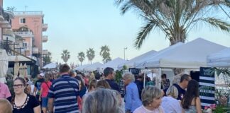 “Bordighera, un Mare di Sapori” 2025: successo di pubblico per la prima serata, oggi cooking show stellati e sfide a colpi di pesto