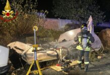 Taggia, incendio nella notte: roulotte in fiamme alle ex caserme Revelli