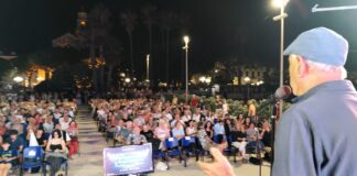 Diano Marina, folla al Molo delle Tartarughe per la seconda serata della “Corrida della Domenica” con Paolo Bianco