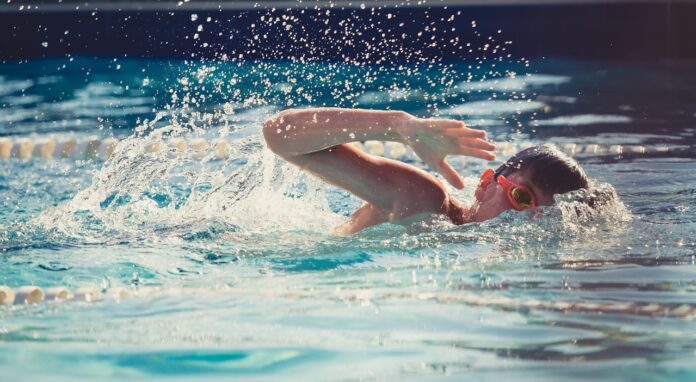 bambino nuoto