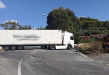 Villa Faraldi, strada provinciale chiusa a Molino del Fico per autoarticolato in panne