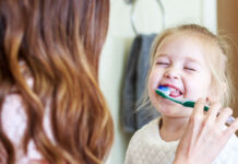 Pediatri e dentisti insieme per la salute dei bambini: domani al Castellaro Golf Resort la presentazione del libretto educativo sulla cura dei denti spazzolino bambina