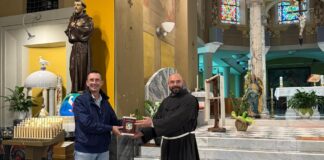 Bordighera, il presidente del consiglio Gnutti visita Padre Faustino: consegnato l’olio per San Francesco