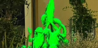 Bordighera, la fontana delle sirene s’illumina per la Giornata Internazionale della Dislessia