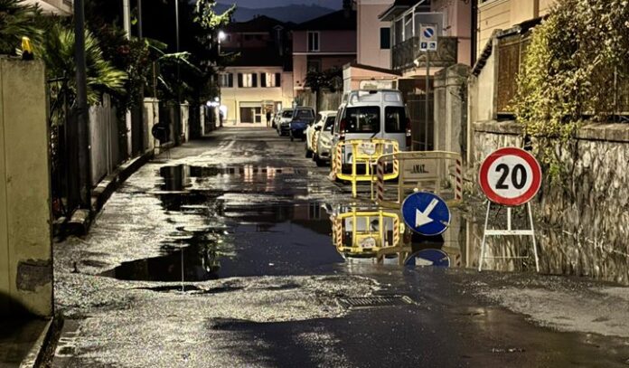 rottura tubo via Capocaccia diano marina