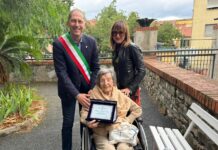 Diano Marina celebra i 100 anni di Anna Maria Orsi: il Comune le consegna una targa commemorativa