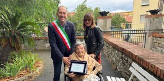 Diano Marina celebra i 100 anni di Anna Maria Orsi: il Comune le consegna una targa commemorativa