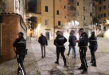 Sanremo, Polizia Locale in azione tra piazza Eroi e città vecchia: sanzioni per consumo di alcol in strada, sgomberi alla Pigna polizia locale sanremo
