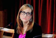 “E poi toccarlo, il mare”: Mara Pardini presenta la sua raccolta di poesie a “Cervo in blu d’inchiostro” mara pardini