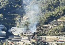 Incendio in una serra a Soldano: si alza un’alta colonna di fumo incendio soldano