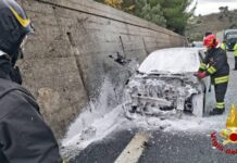 Sanremo, auto in fiamme sull’A10: intervento dei Vigili del Fuoco