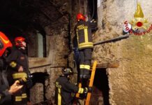 Incendio nel centro storico di Castelvittorio: casa disabitata devastata dalle fiamme