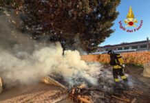 Bordighera, incendio in un cantiere edile: Vigili del Fuoco e Carabinieri sul posto