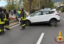 Ospedaletti, auto si schianta contro un palo in Corso Regina Margherita: cinque feriti
