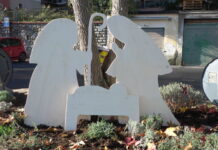 Villa Viani si veste a festa: il paese illumina il Natale con addobbi e installazioni “fai da te”