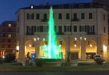 Imperia, la fontana di piazza Dante si illumina di verde per la Giornata della Celiachia Piazza Dante Imperia fontana illuminata di verde