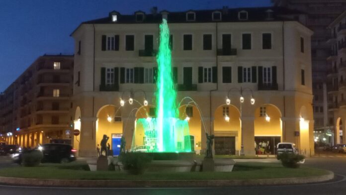 Piazza Dante Imperia fontana illuminata di verde Piazza Dante Imperia fontana illuminata di verde