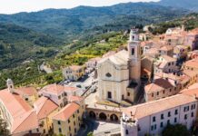 Diano Castello, stretta sulle deiezioni canine: obbligo di raccolta e acqua per pulire le minzioni. Multe fino a 500 euro diano castello