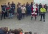 Cervo, la Protezione Civile e Babbo Natale in visita alle scuole: sorrisi e dolcetti per i più piccoli