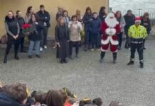 Cervo, la Protezione Civile e Babbo Natale in visita alle scuole: sorrisi e dolcetti per i più piccoli