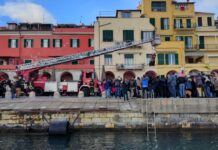 La Befana arriva dal mare a Imperia: caramelle e divertimento con i Vigili del Fuoco