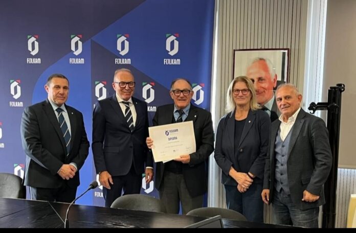 ALBERTO FERRIGNO CONSEGNA DIPLOMA 8 DAN