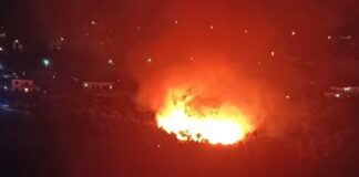 Bordighera, incendio in via Sapergo: fiamme vicino alle abitazioni, strada chiusa al traffico incendio bordighera