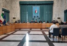 Consiglio comunale di Imperia, approvata la prima variazione di bilancio e la classificazione del sedime ferroviario